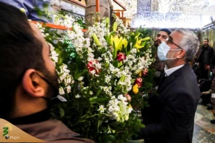 به مناسبت میلاد حضرت زهرا (سلام الله علیها) ضریح مطهر امیرالمومنین (علیه السلام) مزین به گلاب و گل طبیعی شد. 5