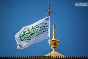 پرچم «یا سیدة نساء العالمین» بر فراز گنبد حرم امام علی(ع)