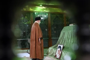 حضور رهبر انقلاب در مرقد مطهر امام راحل و گلزار شهدای بهشت زهرا