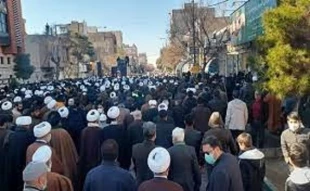 با حضور گسترده علما، شخصیتها و مردم؛

پیکر مطهر آیت الله العظمی صافی گلپایگانی(ره) تشییع شد 5