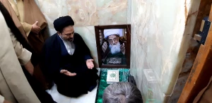 ادای احترام نماینده ولی فقیه در امور حج و زیارت بر مزار آیت الله صافی گلپایگانی
