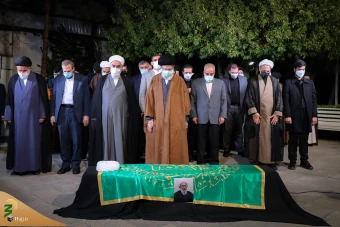 اقامه نماز رهبر انقلاب بر پیکر حجت‌الاسلام و المسلمین محمد محمدی ری‌شهری 2