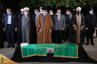 اقامه نماز رهبر انقلاب بر پیکر حجت‌الاسلام و المسلمین محمد محمدی ری‌شهری 3