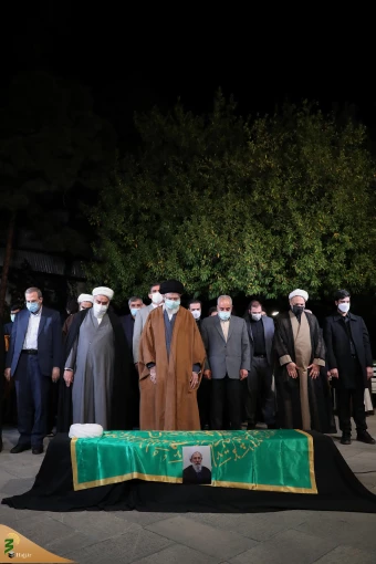 اقامه نماز رهبر انقلاب بر پیکر حجت‌الاسلام و المسلمین محمد محمدی ری‌شهری 4