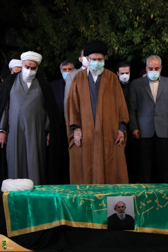 اقامه نماز رهبر انقلاب بر پیکر حجت‌الاسلام و المسلمین محمد محمدی ری‌شهری 5