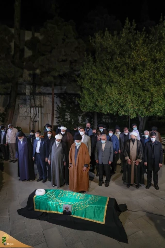 اقامه نماز رهبر انقلاب بر پیکر حجت‌الاسلام و المسلمین محمد محمدی ری‌شهری 6