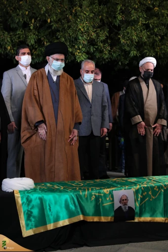 اقامه نماز رهبر انقلاب بر پیکر حجت‌الاسلام و المسلمین محمد محمدی ری‌شهری 7