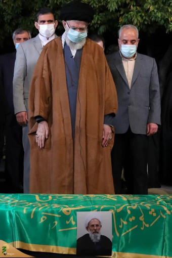 اقامه نماز رهبر انقلاب بر پیکر حجت‌الاسلام و المسلمین محمد محمدی ری‌شهری 8