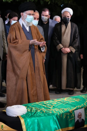 اقامه نماز رهبر انقلاب بر پیکر حجت‌الاسلام و المسلمین محمد محمدی ری‌شهری 9