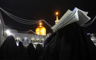 مراسم دومین شب پرفضیلت قدر در حرم مطهر رضوی در زیر باران الهی 9