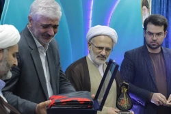 طی مراسم معنوی صورت گرفت؛

اهدای پرچم حرم سید الشهدا به مؤسسه دارالقرآن اهل البیت(ع) 3