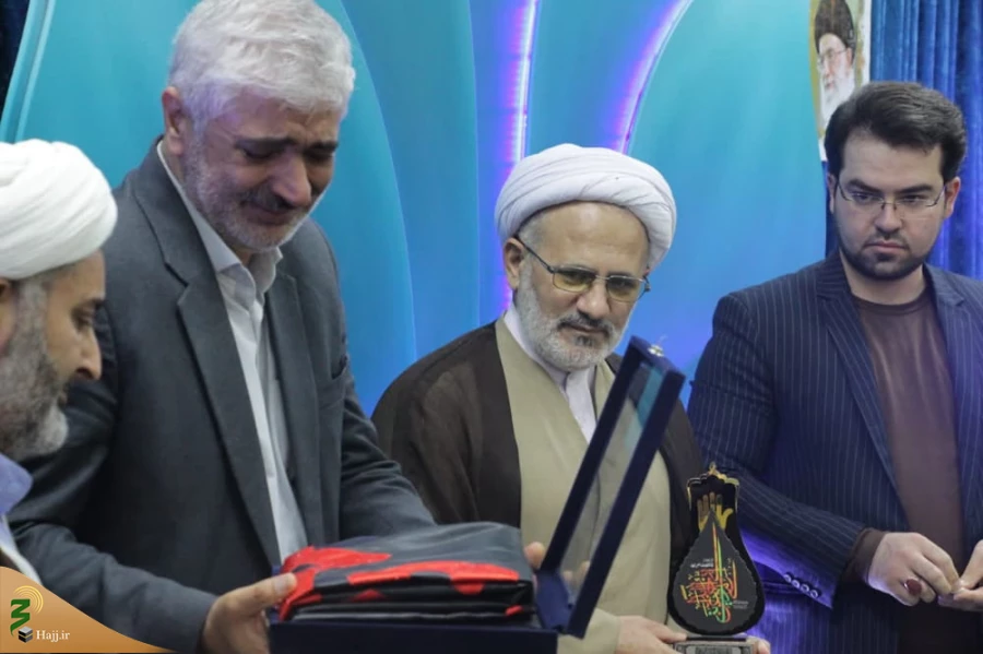 طی مراسم معنوی صورت گرفت؛

اهدای پرچم حرم سید الشهدا به مؤسسه دارالقرآن اهل البیت(ع) 3