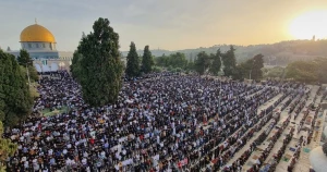 نماز عید فطر با حضور بیش از 200 هزار نفر در مسجد الاقصی برگزار شد