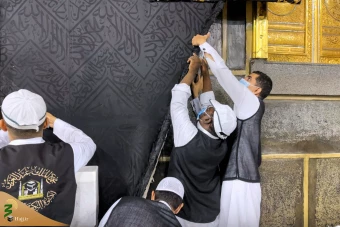 بالا بردن پرده کعبه به نشانه آغاز موسم حج تمتع ۱۴۴۳ 8