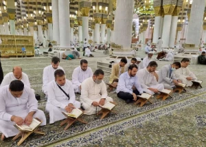 نغمه قاریان ممتاز ایرانی در حرم نبوی+فیلم