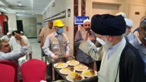 آیت لله بوشهری در جریان روند ارائه خدمات به زائران مدینه بعد قرار گرفت 