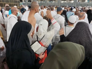 عمره و طواف حاجیان ایرانی به نیابت از حاج قاسم سلیمانی