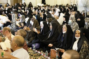 The last Du'a Kumayl of the Iranian pilgrims next to the Prophet's Mosque (PBUH) 2