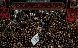 تعویض پرچم حرم امام حسین (ع) در کربلا معلی
 2