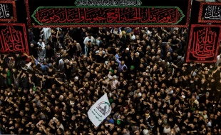 تعویض پرچم حرم امام حسین (ع) در کربلا معلی
 2