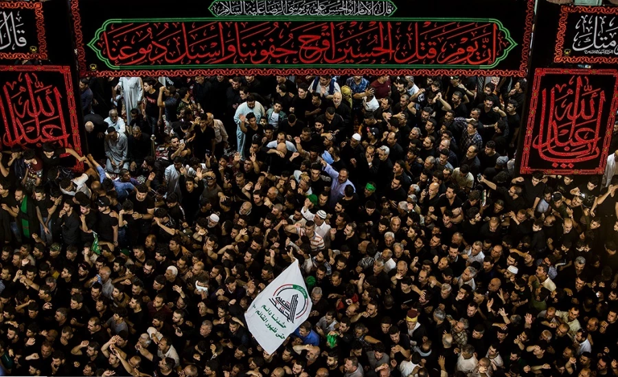 تعویض پرچم حرم امام حسین (ع) در کربلا معلی
 2