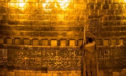 تعویض پرچم حرم امام حسین (ع) در کربلا معلی
 5