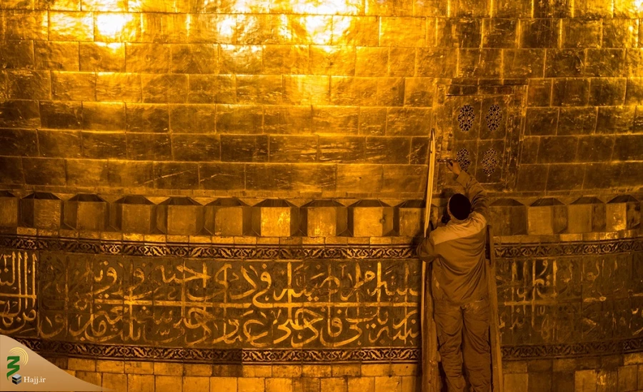 تعویض پرچم حرم امام حسین (ع) در کربلا معلی
 5
