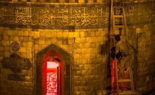 تعویض پرچم حرم امام حسین (ع) در کربلا معلی
 6
