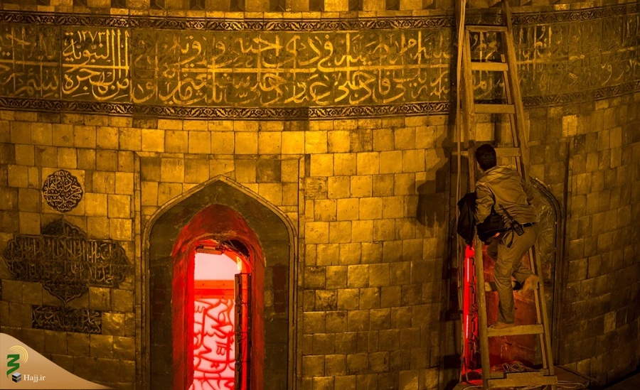 تعویض پرچم حرم امام حسین (ع) در کربلا معلی
 6