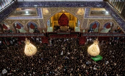 تعویض پرچم حرم امام حسین (ع) در کربلا معلی
 8