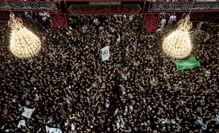 تعویض پرچم حرم امام حسین (ع) در کربلا معلی
 9