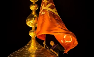 تعویض پرچم حرم امام حسین (ع) در کربلا معلی
 11