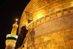 با حضور خیل عظیم زائران؛

پرچم حرم امام حسین (ع) تعویض شد 3