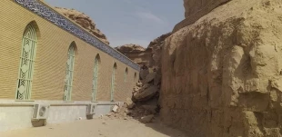 فرو ریختن تپه‌ای در زیارتگاه «چشمه امام علی» در کربلا/ 6 نفر زیر آوارند+فلیم و تصاویر 7