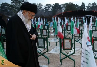 رهبر انقلاب در پیامی به ‌مناسبت آغاز هفته دفاع مقدس:

این پیام شهیدان است که ایستادگی برابر شیطان‌ها به پیروزی و پایان ترس و اندوه می‌رسد