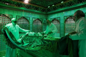 غبارروبی ضریح مطهر امام رضا(ع)