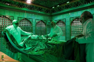 غبارروبی ضریح مطهر امام رضا(ع)
