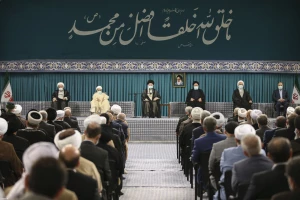 رهبر انقلاب اسلامی در دیدار جمعی از مردم، مسئولان کشور و مهمانان کنفرانس وحدت اسلامی:

ایستادیم و پیش رفتیم؛ غلط میکند کسی فکر کندن درخت تناور جمهوری اسلامی را هم بکند