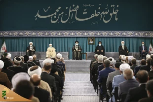 رهبر انقلاب اسلامی در دیدار جمعی از مردم، مسئولان کشور و مهمانان کنفرانس وحدت اسلامی:

ایستادیم و پیش رفتیم؛ غلط میکند کسی فکر کندن درخت تناور جمهوری اسلامی را هم بکند 2
