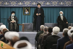 رهبر انقلاب اسلامی در دیدار جمعی از مردم، مسئولان کشور و مهمانان کنفرانس وحدت اسلامی:

ایستادیم و پیش رفتیم؛ غلط میکند کسی فکر کندن درخت تناور جمهوری اسلامی را هم بکند 2