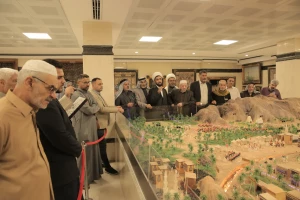 بازدید جمعی از شاعران آئینی عراق از موزه حج و زیارت در قم