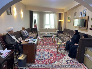 دیدار بانوی روشندل اصفهانی با نماینده بعثه رهبری در کشور عراق
