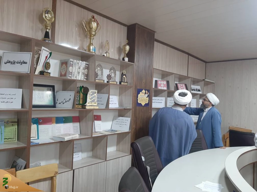 تعامل حوزه علمیه و بعثه رهبری راهکار تعالی خدمت رسانی به زائران است. 4