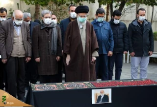 اقامه نماز رهبر انقلاب بر پیکر یار دیرین و صدیق انقلاب «دکتر عباس شیبانی»