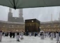 باران شدید در مسجدالحرام و حضور زائران در جوار کعبه 2