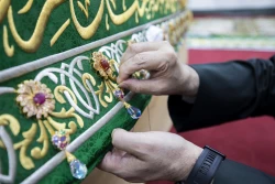آماده‌سازی روکش ضریح مطهر حضرت ابوالفضل العباس (علیه‌السلام) 2