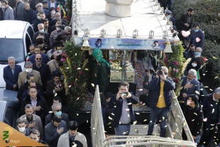 أقیم مراسم وداع وتشییع جثمان العامل الشهید المجهول
 5