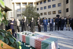 أقیم مراسم وداع وتشییع جثمان العامل الشهید المجهول
 10