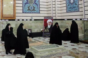 زیارت قبور علمای مدفون در رواق بالاسر توسط بانوان زائر