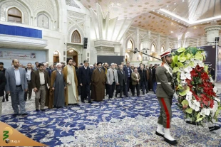 تم ذلك من خلال حضور في مرقد مؤسس الثورة الإسلامية 4